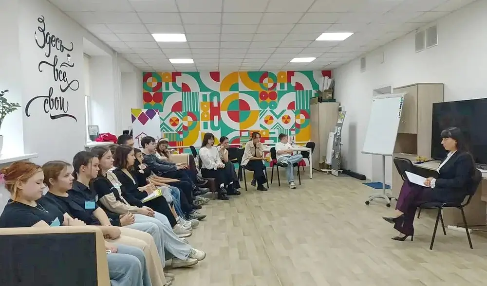 Обучение юных медиаторов: участники учились замечать скрытые интересы, обосновывать свою позицию и удерживать разговор в конструктивном русле.